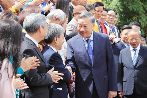 El secretario general del Partido Comunista y presidente de Vietnam, To Lam, y la delegación de la Asociación de Pequeñas y Medianas Empresas de Vietnam. (Fuente: VNA)