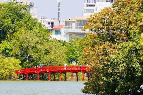 Paisaje del lago Hoan Kiem cada vez que Hanoi entra en los últimos días del otoño (Foto: VNA)