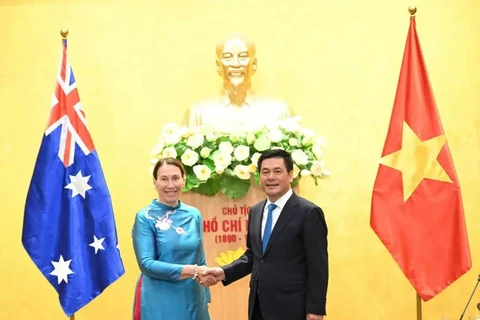 El ministro de Industria y Comercio, Nguyen Hong Dien, y la presidenta del Senado australiano, Sue Lines. (Fuente: VNA)