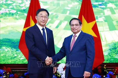 El primer ministro de Vietnam, Pham Minh Chinh, recibe a Liu Ning, miembro del Comité Central del Partido Comunista de China (PCCh) y secretario del Comité del PCCh de la Región Autónoma Zhuang de Guangxi de China. (Fuente: VNA)