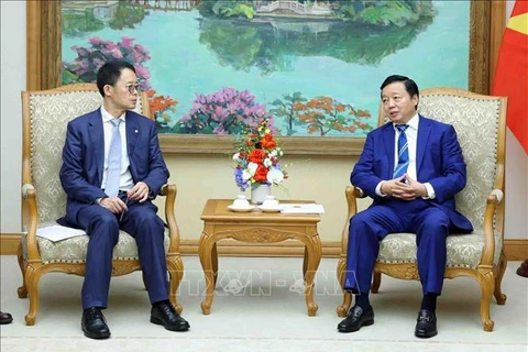 El viceprimer ministro de Vietnam Tran Hong Ha y el director general de la Compañía de Construcción de Comunicaciones de China (CCCC), Wang Haihuai. (Fuetne: VNA)