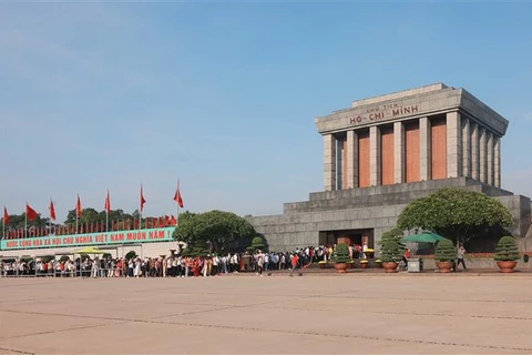 Personas visitan el Mausoleo de Ho Chi Minh. (Fuente: VNA)