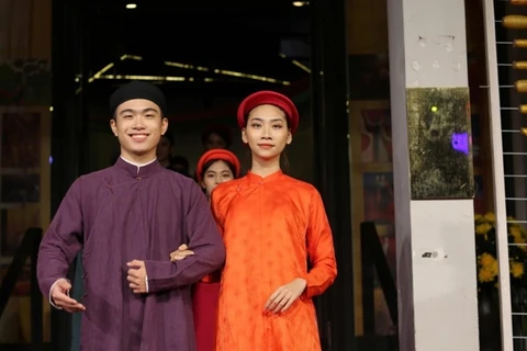 Jóvenes presentan vestidos largos tradicionales en el Centro de Intercambio Cultural del Casco Antiguo de Hanói, en el número 50 de la calle Dao Duy Tu. (Foto cortesía de la Junta Directiva del lago Hoan Kiem y el Casco Antiguo de Hanoi)