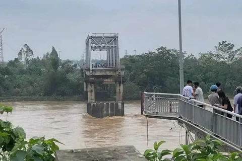 En el incidente del colapso del puente de Phong Chau, en la provincia de Phu Tho. (Fuente: Vietnamplus)