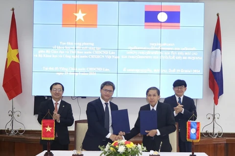 Firma un acuerdo de cooperación entre las entidades relevantes de Vietnam y Laos. (Fuente: most.gov.vn) 