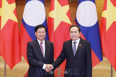 El presidente de la Asamblea Nacional de Vietnam, Tran Thanh Man, y el secretario general del Partido Popular Revolucionario de Laos y presidente de ese país, Thongloun Sisoulith. (Fuente: VNA)