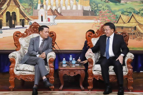 El viceministro de Información, Cultura y Turismo de Laos, Vansy Kuamua, y el presidente de la Asociación de Periodistas de Vietnam (APV), Nguyen Duc Loi. (Fuente: VNA)