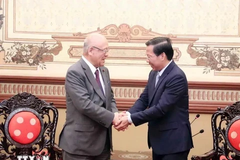 Phan Van Mai, presidente del Comité Popular municipal, con Tsutommu Takebe, asesor especial de la Alianza Parlamentaria de Amistad Japón-Vietnam. (Fuente: VNA)