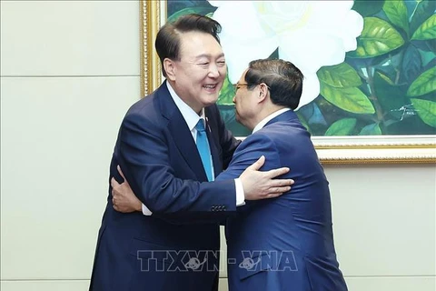 El primer ministro vietnamita, Pham Minh Chinh, con el presidente surcoreano, Yoon Suk Yeol. (Fuente: VNA)