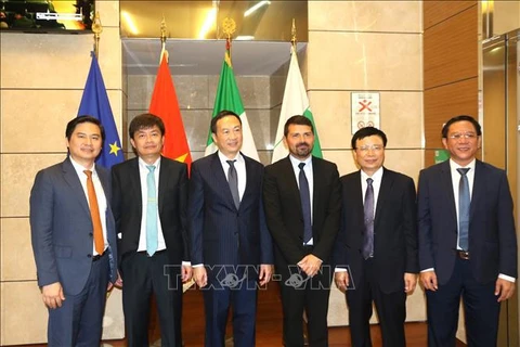 El embajador vietnamita en Italia, Duong Hai Hung, y delegados en el evento. (Fuente: VNA)