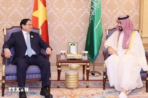 El primer ministro Pham Minh Chinh se reunió con el príncipe heredero y primer ministro de Arabia Saudita, Mohammed bin Salman, en Riad el 20 de octubre de 2023. (Fuente: VNA)