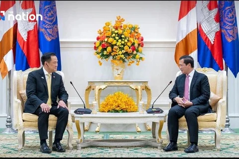 El viceprimer ministro y ministro del Interior de Tailandia, Anutin Charnvirakul, y el primer ministro camboyano, Hun Manet. (Fuente: VNA)