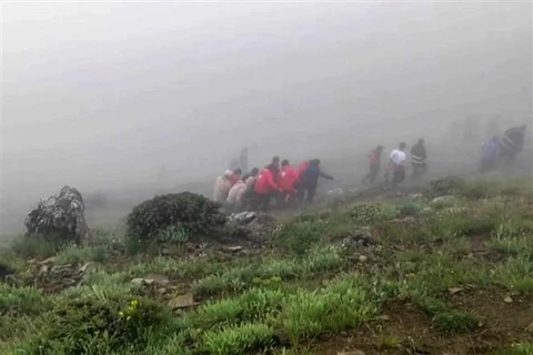 5月20日，救援人员在飞机失事现场转移遇难者遗体。图自法新社/越通社