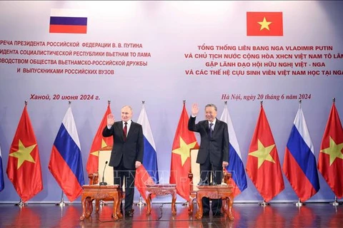 越南国家主席苏林和俄罗斯总统普京与历届在俄越南留学生会面。图自越通社