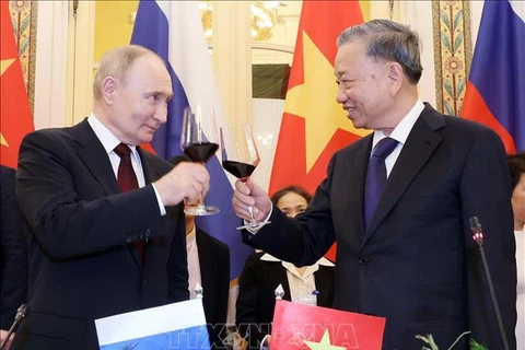越南国家主席苏林隆重举行晚宴 招待来访的俄罗斯总统普京。图自越通社