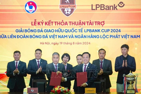 2024年LPBank杯国际足球友谊赛冠名赞助签约发布仪式。图自越通社