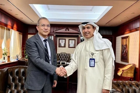 越南驻科威特大使阮德胜（左）和科威特国家航空公司（Kuwait Airways）董事长Abdulmohsen Salem Alfagaan。图自《国际报》 