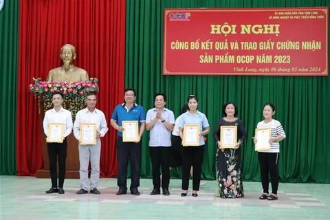 Remise de la certification à des producteurs de produits OCOP 4 étoiles lors de la conférence. Photo: VNA