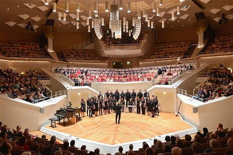 Le chœur de chambre allemand Lichtenberger Piekfeine Töne présente le chant folklorique vietnamien "Beo dat may troi" à la Philharmonie de Berlin. Photo: VNA
