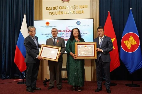 Remise de l'Ordre de l'Amitié à deux vice-présidents de l’Association d’amitié Russie-Vietnam, Regina Bundarina et Vladimir Ruvimov. Photo: VNA