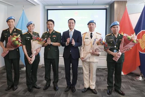 L’ambassadeur Dang Hoang Giang, chef de la Mission permanente du Vietnam auprès des Nations Unies (3e à partir de la droite), et des Casques bleus vietnamiens lors de la cérémonie. Photo: NVA