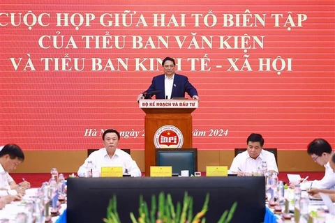 Le Premier ministre Pham Minh Chinh, chef du sous-comité socio-économique du 14e Congrès national du Parti, lors de la séance de travail. Photo: VNA