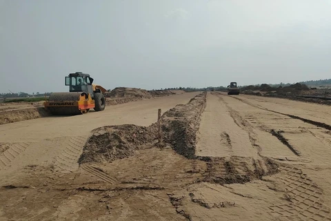 Chantier de la construction des infrastructures du parc industriel de Phu Thuan. Photo: VNA