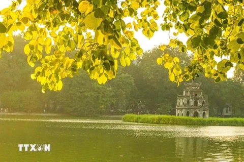 Lac de l'Epée restituée (Hoan Kiem), Hanoï, en automne. Photo: VNA