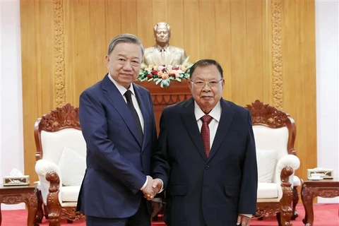 Le président To Lam (gauche) et l'ancien secrétaire général du Parti populaire révolutionnaire du Laos (PPRL) et ancien président du Laos Bounnhang Vorachith. Photo: VNA