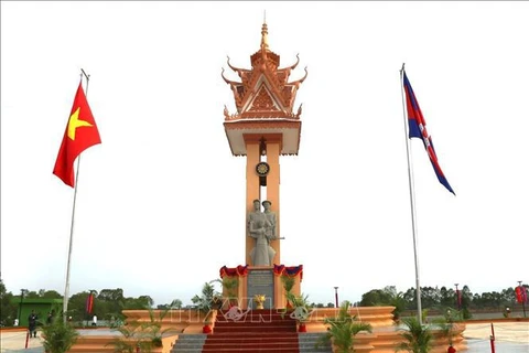 Monument de l'amitié Vietnam-Cambodge dans la province cambodgienne de Svay Rieng. Photo: VNA