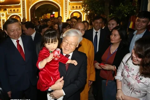 Le secrétaire général du PCV et président vietnamien, Nguyen Phu Trong, et des habitants autour du Lac de l'Ouest à la veille du Nouvel An 2019. Photo : VNA