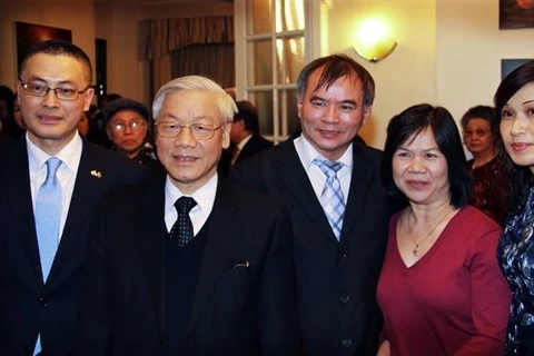 Vu Kim Thanh (3e à partir de la droite) et son épouse prennent une photo souvenir avec le secrétaire général Nguyen Phu Trong lors de la visite du dirigeant au Royaume-Uni en 2013. Photo : VNA