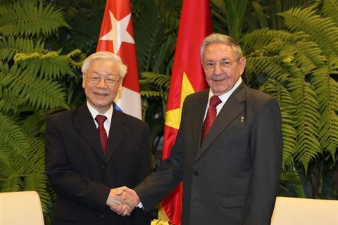 Raul Castro Ruz, premier secrétaire du Parti communiste de Cuba, président du Conseil d'État et du Conseil des ministres de Cuba, accueille le 29 mars 2018 à La Havane le secrétaire général du PCV, Nguyen Phu Trong, en visite à Cuba. Photo: VNA