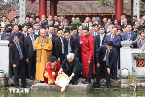 Le secrétaire général du PCV et président vietnamien, Nguyen Phu Trong, son épouse et des Vietnamiens d'outre-mer à un événement dans le cadre du programme "Printemps dans le pays natal" 2019. Photo: VNA