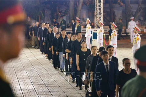 Des personnes font la queue pour rendre hommage au secrétaire général Nguyen Phu Trong. Photo: VNA