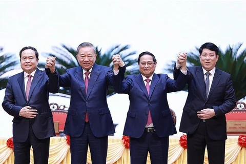 Le secrétaire général du Comité central du PCV et président To Lam (2e à partir de la gauche), le Premier ministre Pham Minh Chinh (3e à partir de la gauche), le président de l'Assemblée nationale Tran Thanh Man (1er à gauche), le permanent du Secrétariat Luong Cuong. Photo: VNA