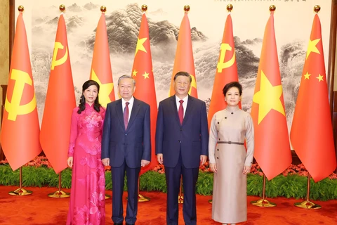 Les dirigeants To Lam et Xi Jinping et leurs épouses. Photo: VNA