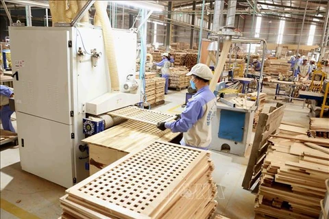 Production de meubles en bois destinés à l'exportation vers le marché américain chez la société Trieu Phu Loc dans la province de Binh Duong. Photo d'archives: VNA