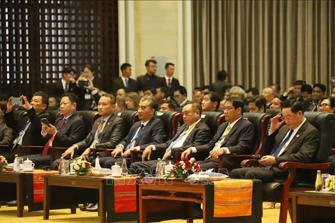 Le président du Comité populaire de Hanoï, Tran Sy Thanh (3e à partir de la droite), présent à Vientiane pour assister aux événements. Photo: VNA