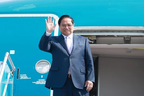 Le Premier ministre Pham Minh Chinh à l'aéroport international de Noi Bai, allant assister aux 44e et 45e Sommets de l'ASEAN et Sommets connexes au Laos. Photo: VNA