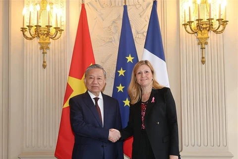 Le secrétaire général du Parti communiste du Vietnam (PCV) et président vietnamien, To Lam, et la présidente de l'Assemblée nationale française, Yaël Braun-Pivet. Photo: VNA