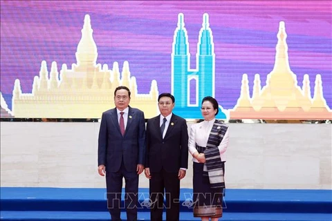 Le président de l'Assemblée nationale lao, également président de l'AIPA, Saysomphone Phomvihane, et son épouse, accueillent le président de l'Assemblée nationale vietnamienne, Tran Thanh Man, pour assister à la séance d'ouverture de l'AIPA-45. Photo: VNA