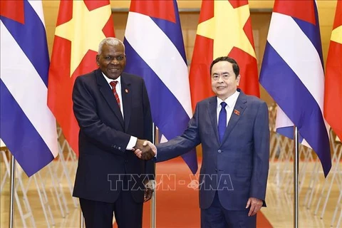 Le président de l'Assemblée nationale du Pouvoir populaire de Cuba, Esteban Lazo Hernández (gauche), et le président de l’Assemblée nationale, Tran Thanh Man. Photo: VNA