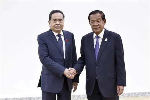 Le président de l'Assemblée nationale, Tran Thanh Man (gauche), et le président du Parti du peuple cambodgien (PPC) et président du Sénat cambodgien, Samdech Techo Hun Sen. Photo: VNA