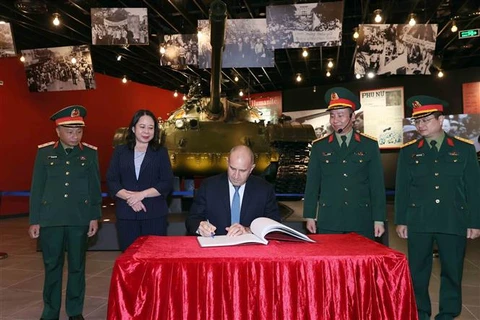 Le président bulgare écrit dans le livre d'or du Musée d'histoire militaire du Vietnam.