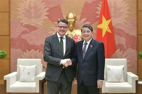 Le vice-président de l'Assemblée nationale (AN), Nguyen Duc Hai (droite), et le ministre-président de Hesse (Allemagne), Boris Rhein. Photo: VNA