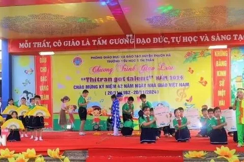 Des élèves de l'école primaire 1 du bourg de Thach Ha (Thach Ha, Ha Tinh) interprètent des chants populaires ví et giặm. Photo : VNA