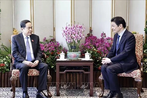 Le président de l'Assemblée nationale, Tran Thanh Man (gauche), et le Premier ministre singapourien, Lawrence Wong. Photo: VNA