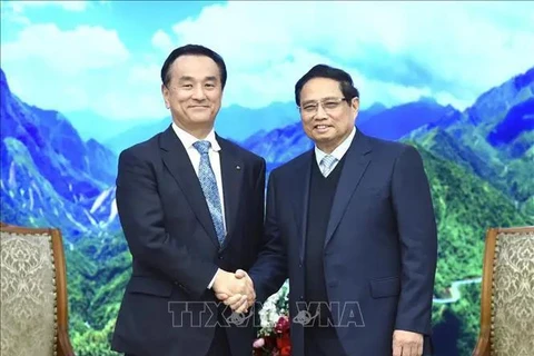 Le Premier ministre Pham Minh Chinh (droite) et Muraoka Tsugumasa, gouverneur de la préfecture japonaise de Yamaguchi. Photo: VNA