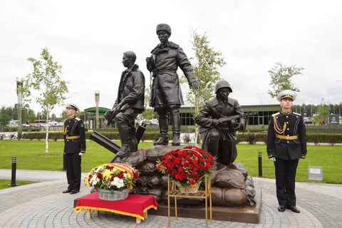 Weekly highlights: Russia unveils monument to Vietnamese volunteer soldiers